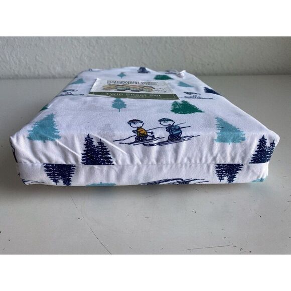 Peanuts Snoopy Charlie Brown Linus Skiing Holiday Christmas TWIN SIZE Sheet Set - Picture 13 of 15